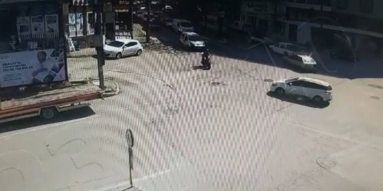 Motosikletiyle Otomobile Böyle Çarptı, Altında Kalmaktan Son Anda Kurtuldu