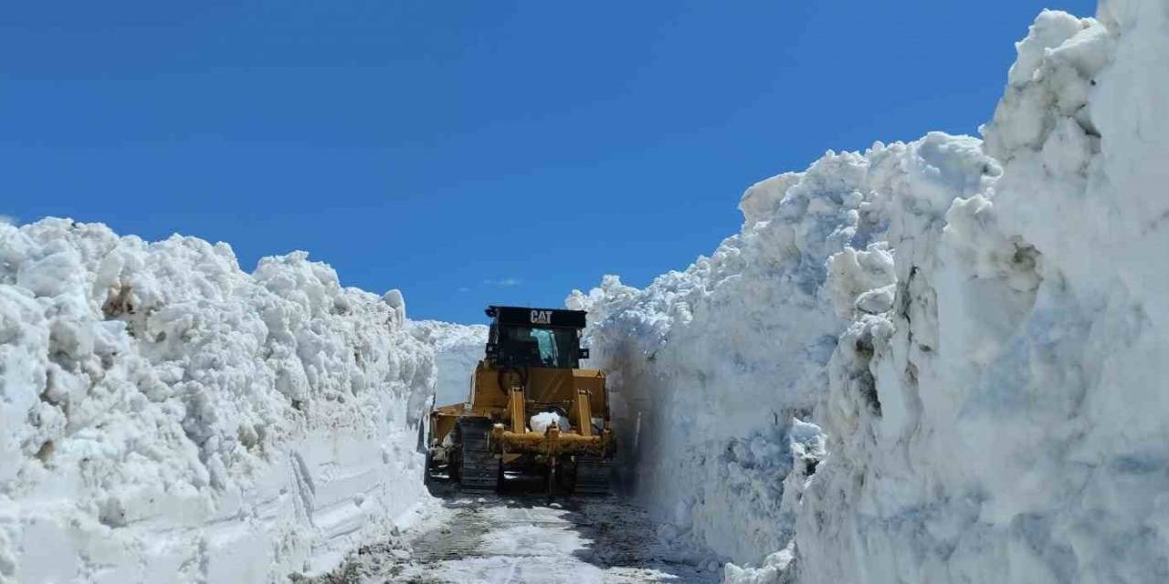 Şırnak’ta Metrelerce Kar Yollardan Temizleniyor