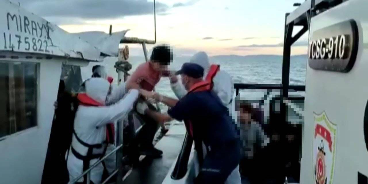 Kaçak Göçmenler Tekneleri Batmak Üzereyken Son Anda Kurtarıldılar
