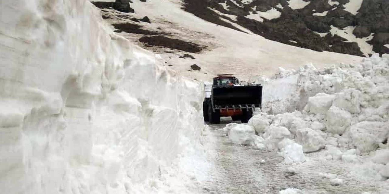 Mayıs Ayında İş Makinesinin Boyunu Geçen Karlı Yollarda Çalışma