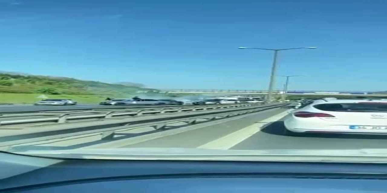 Düğün Konvoyu Yapan Bir Grup Otoyolu Trafiğe Kapattı: O Anlar Kamerada