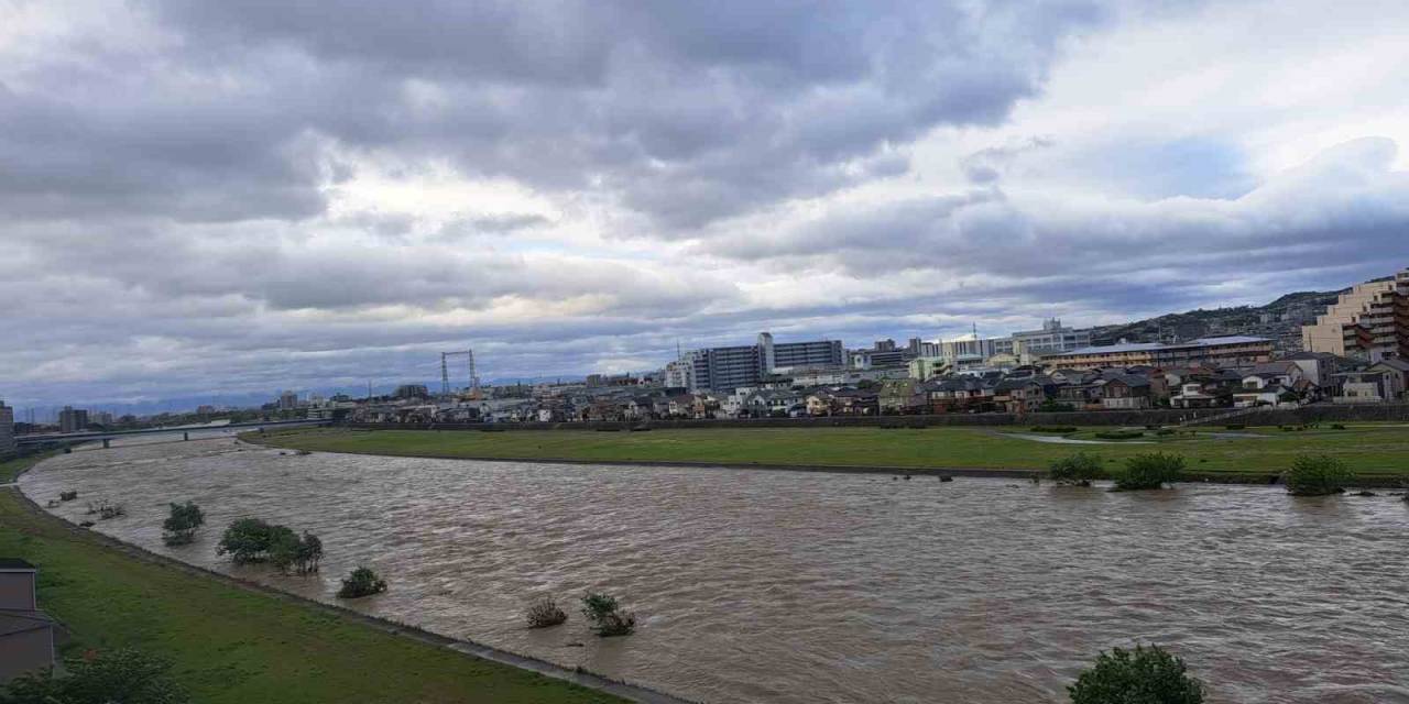 Japonya’da Nehirdeki Set Çöktü, Ev Ve Araçlar Sular Altında Kaldı