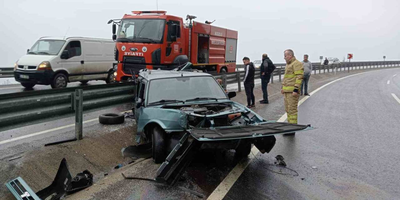 Lastiği Patladı Bariyerlere Çarparak Durabildi:2 Yaralı