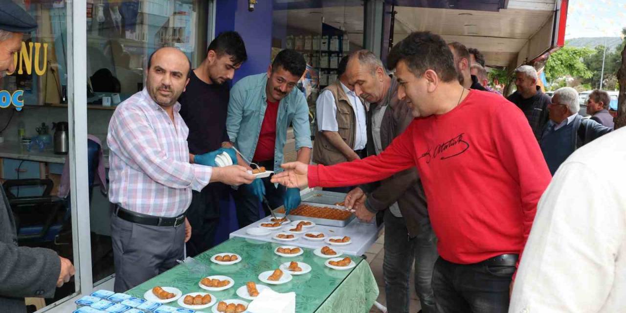 Amasya’da Eyt Emeklisi Berber İlk Maaşıyla Halka Baklava Dağıttı