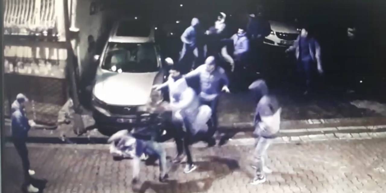 İstanbul’da Sosyal Medya Fenomenine Tekme Ve Yumruklu Saldırı Kamerada: Sanatçının 20 Bin Lirasını Gasp Ettiler
