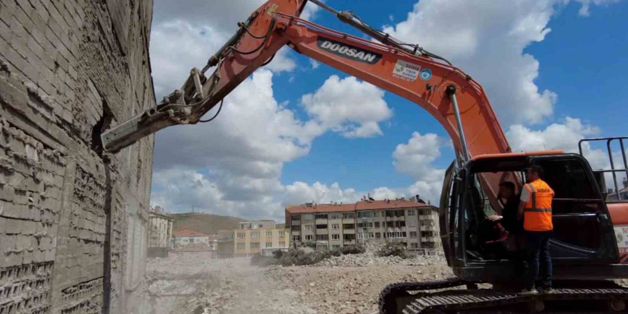 Başkan Dinçer, Kentsel Dönüşümündeki En Son Binayı Kendisi Yıktı