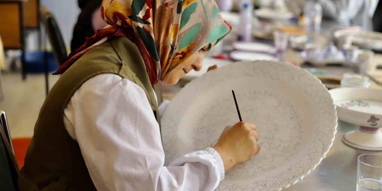 Çini Sanatıyla Tanışan Ağrılı Kadınlar Ortaya Eşsiz Güzellikte Eserler Çıkardı