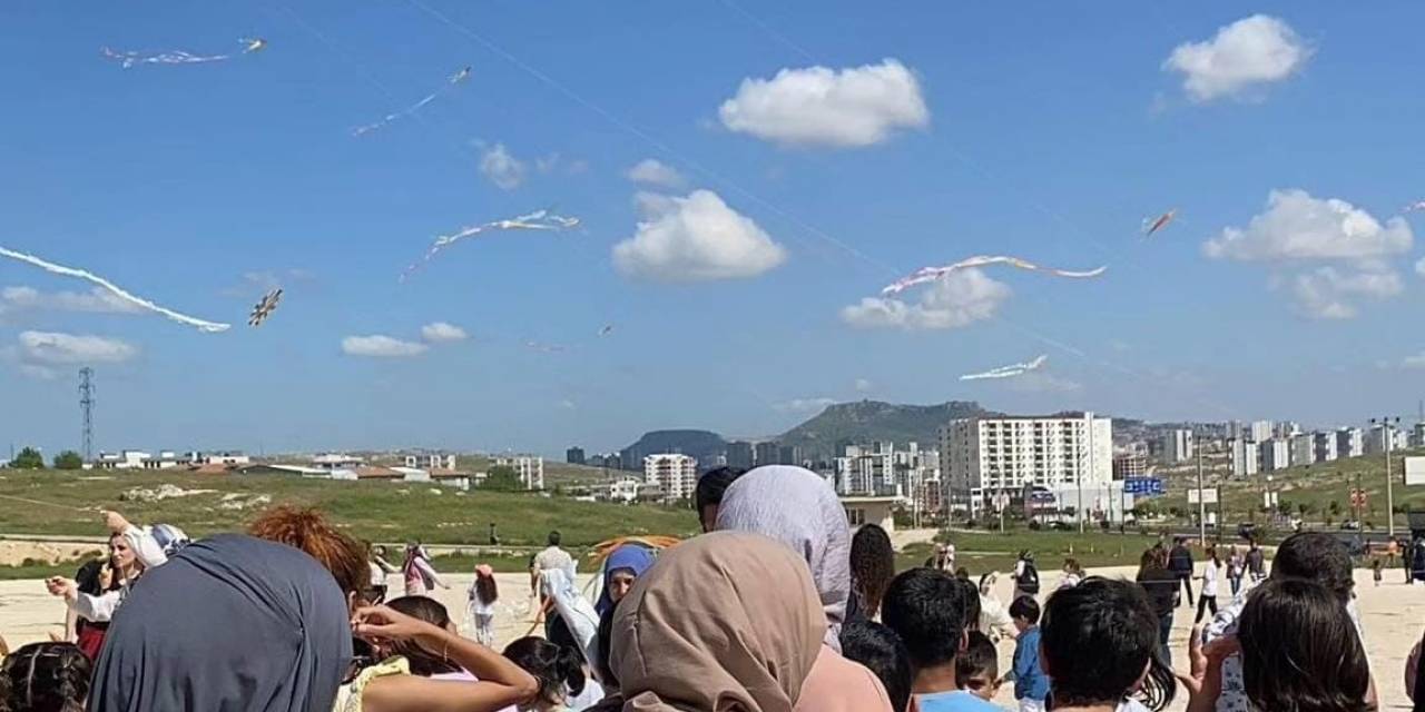 Mardin’de Afetzede Çocuklar Uçurtma Şenliğinde Eğlendi