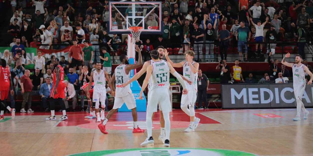 Pınar Karşıyaka, Evinde Çok Farklı