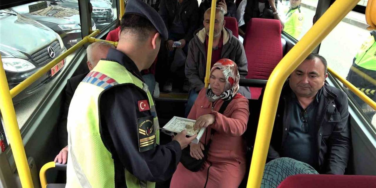 Trafik Haftası’nda Sürücülere Lokum Dağıttılar