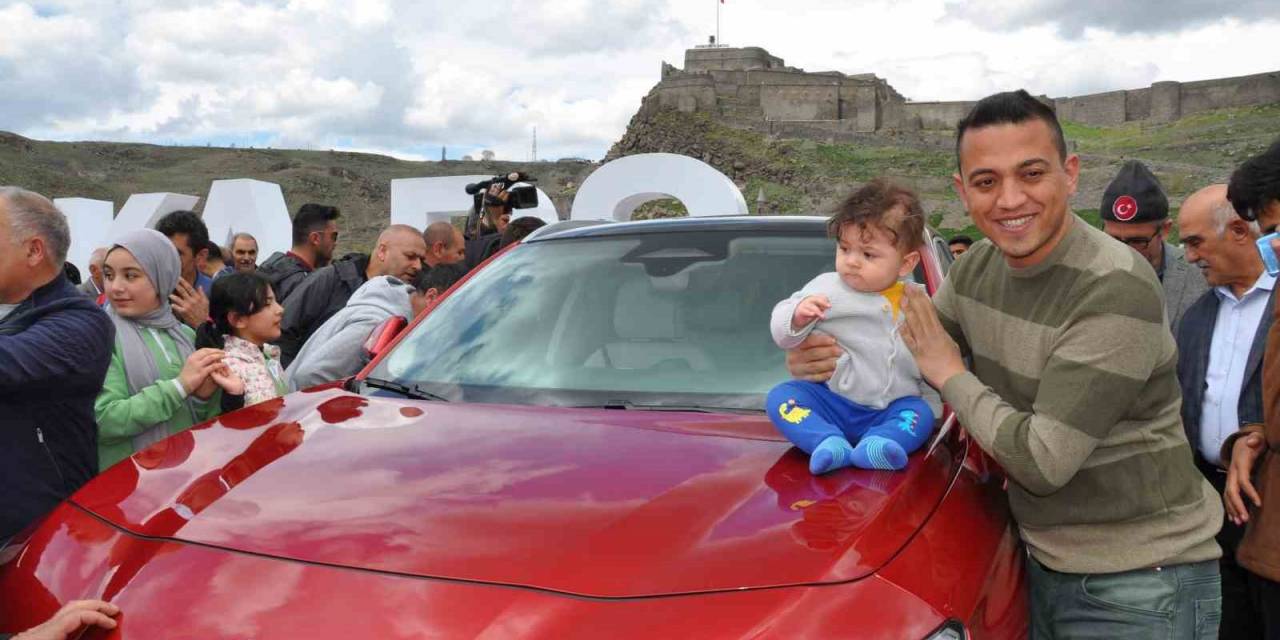 Karslılar Yerli Otomobil Togg’a Yoğun İlgi Gösterdi