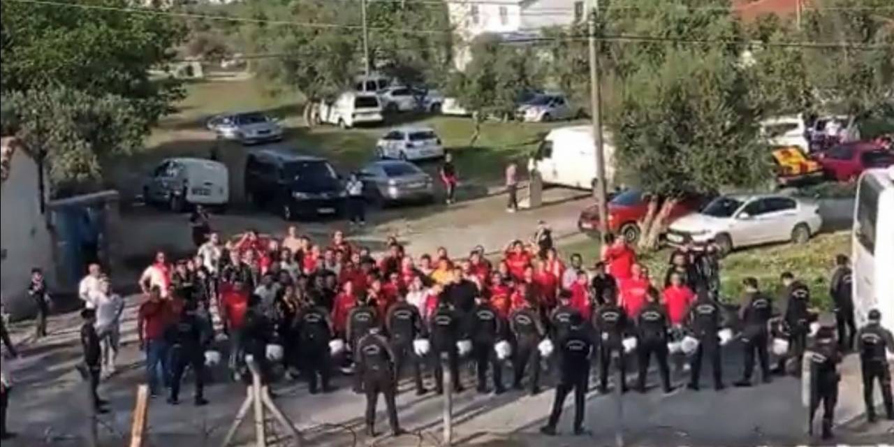 Göztepe Taraftarı, Takımını Kaldırımdan Destekledi