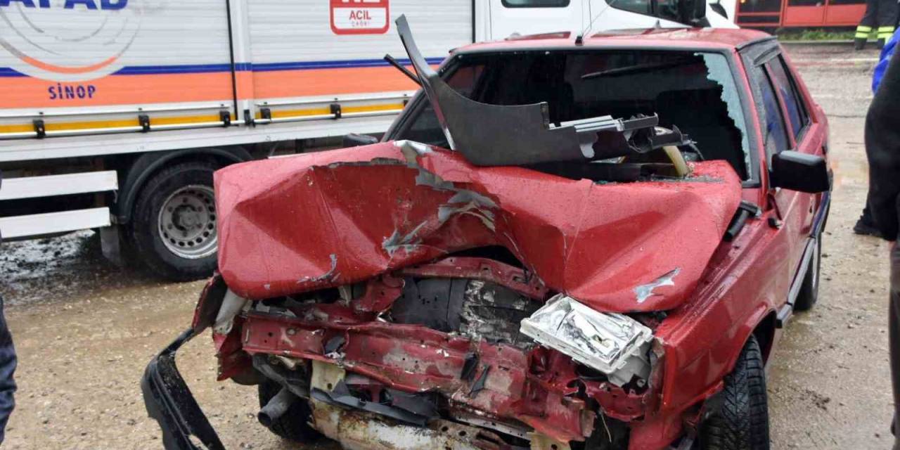 Sinop’ta Otomobil Traktörle Çarpıştı: 2 Yaralı