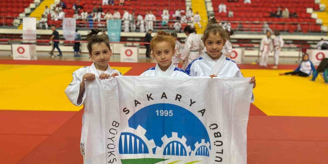 Sakarya Büyükşehir Sporcusu Kürsüyü Boş Bırakmadı
