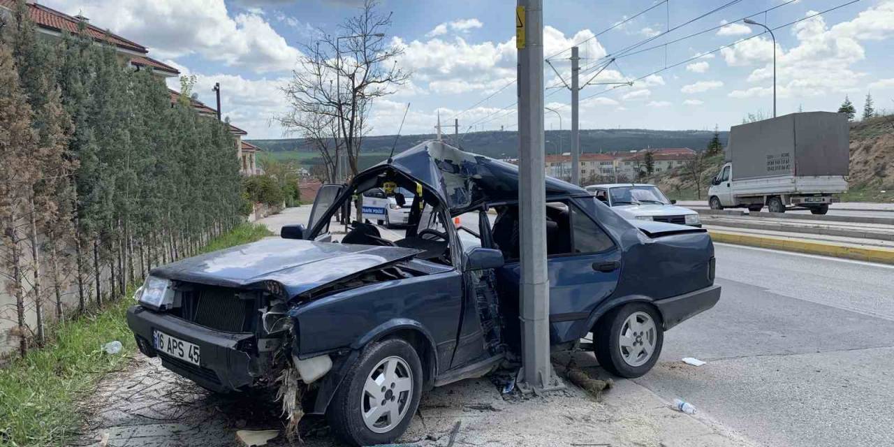 Eskişehir’de Virajı Alamayan Otomobil Ağaca Ve Direğe Çarparak Durabildi