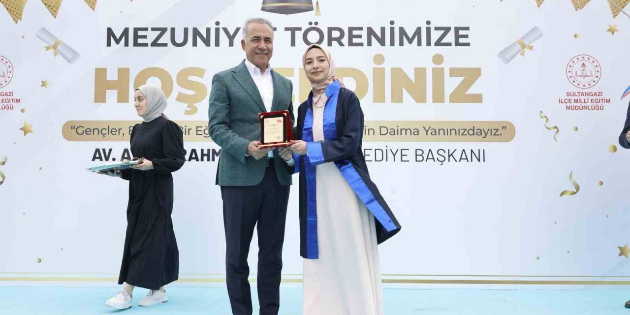 Başkan Dursun, Liseli Gençlerin Mezuniyet Mutluluğuna Ortak Oldu