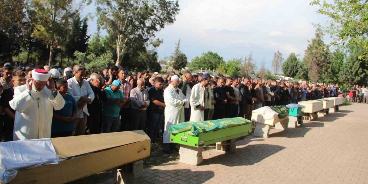 Hatay’da Kamyon Faciasında Ölen 7 Kişi, Yan Yana Defnedildi