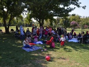 Spastik Çocuklar Ve Aileleri Piknikte Moral Depoladı