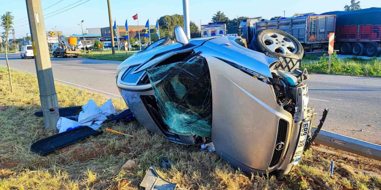 Bandırma’da Otomobil Elektrik Direğine Çarptı: 3 Yaralı