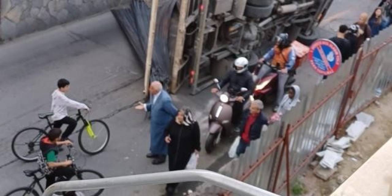 Beyoğlu’nda Kamyon Aşırı Yük Nedeniyle Yan Yattı