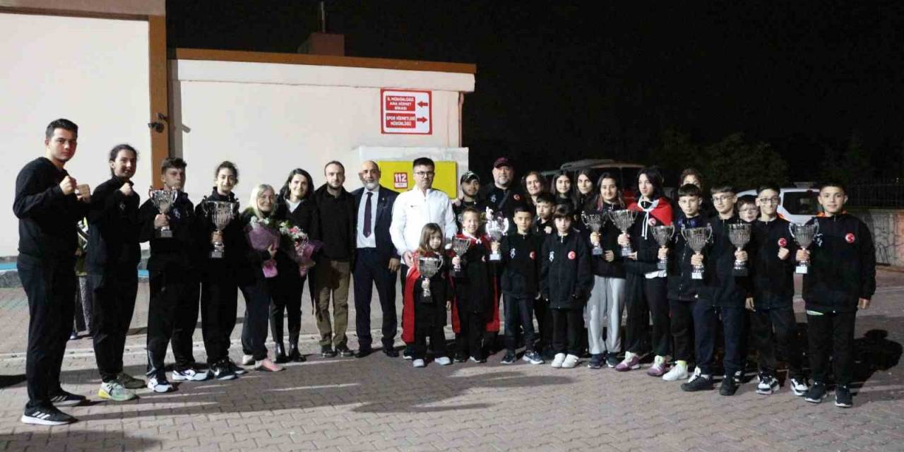 Milli Sporculara Coşkulu Karşılama