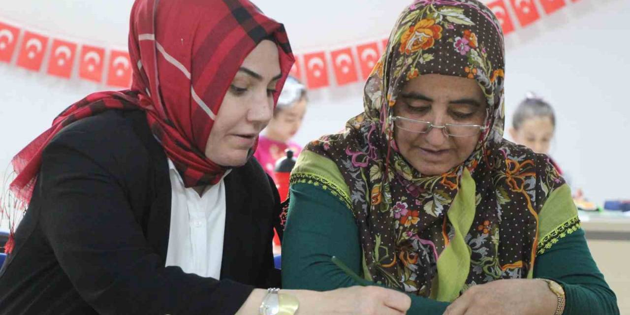 Asrın Felaketinden Sonra Kaldığı Kyk Yurdunda Okuma Yazma Öğrendi