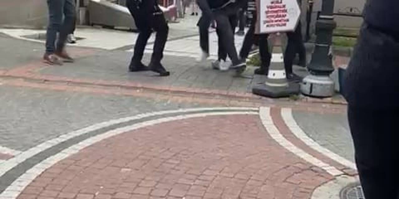Polise Yumruk Atan Şahsı Linçten Yine Polis Kurtardı