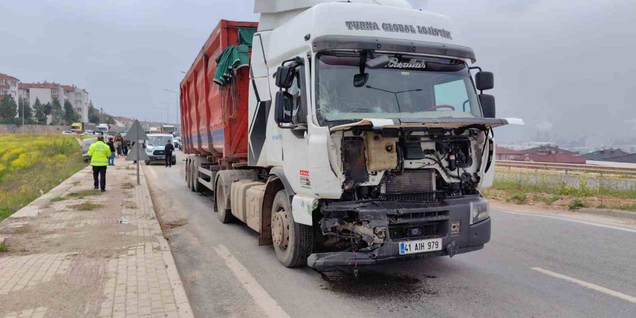 Tır Önce Kamyonete Sonra Hafif Ticari Araca Çarptı: 1 Yaralı