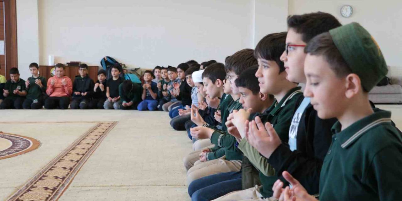 Hafızlar, Depremde Hayatını Kaybeden Ve Görev Alanlar İçin Hatim İndirip Dua Etti