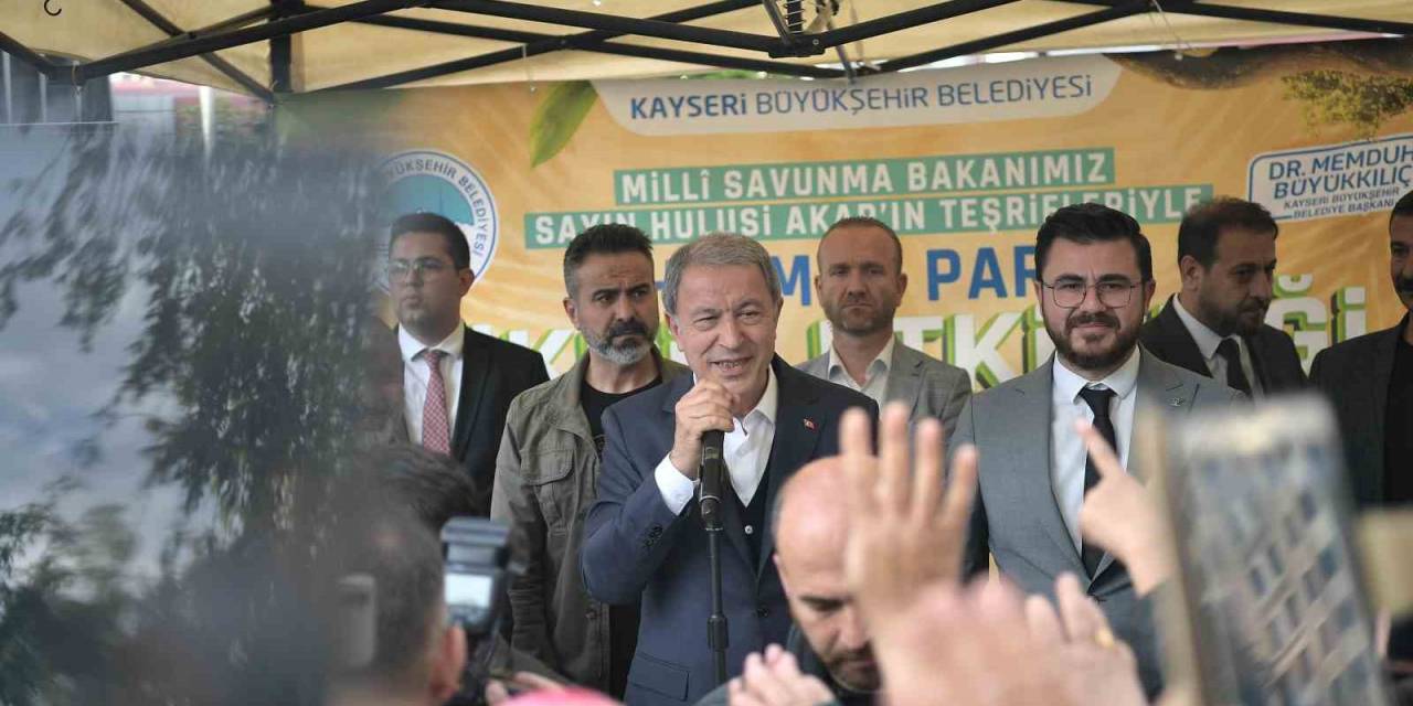 Bakan Akar’a Vatandaşlardan Yoğun İlgi