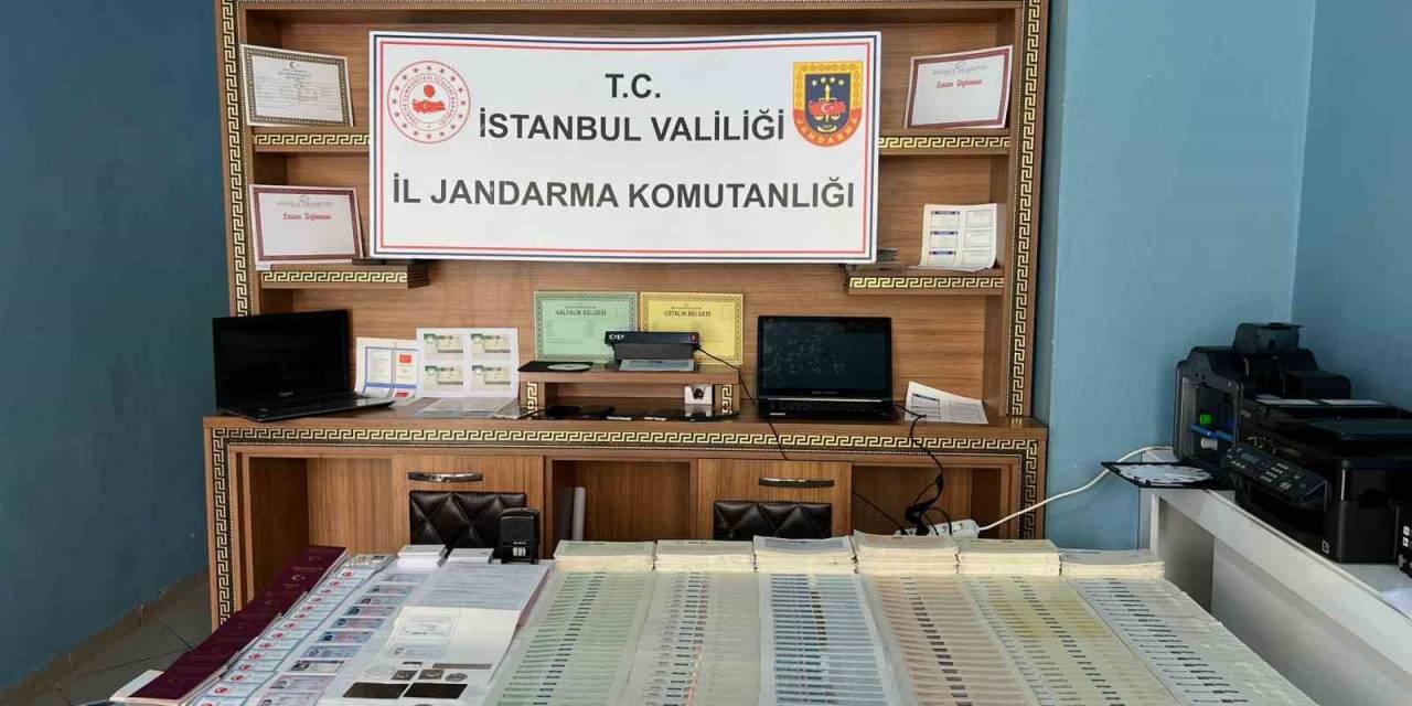 Jandarmanın Sahte Evrak Operasyonunda Onlarca Sahte Kimlik, Pasaport Ve Çek Defteri Ele Geçirildi
