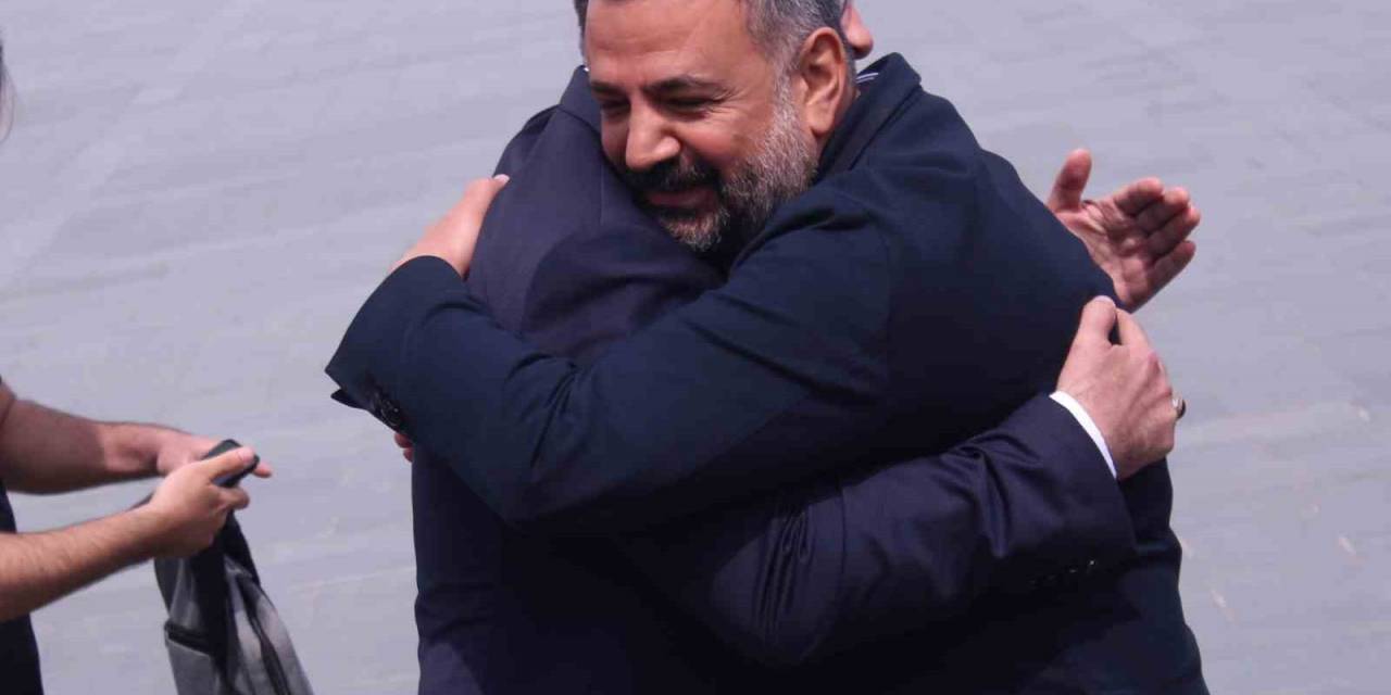 İzmir’deki Taşlı-sopalı Olayın Ardından Ak Parti Ve Chp’li Başkanlar Sarılarak Poz Verdi