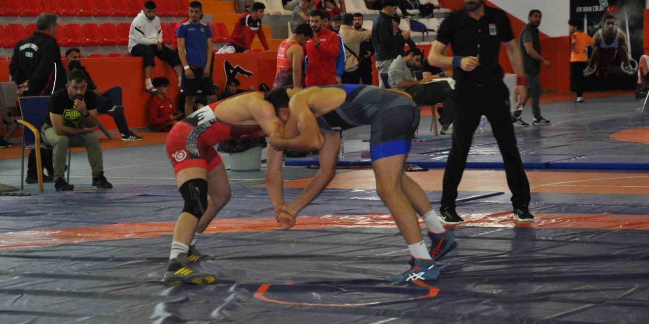 Kars’ta Güreşçiler Finaller İçin Mindere Çıktı