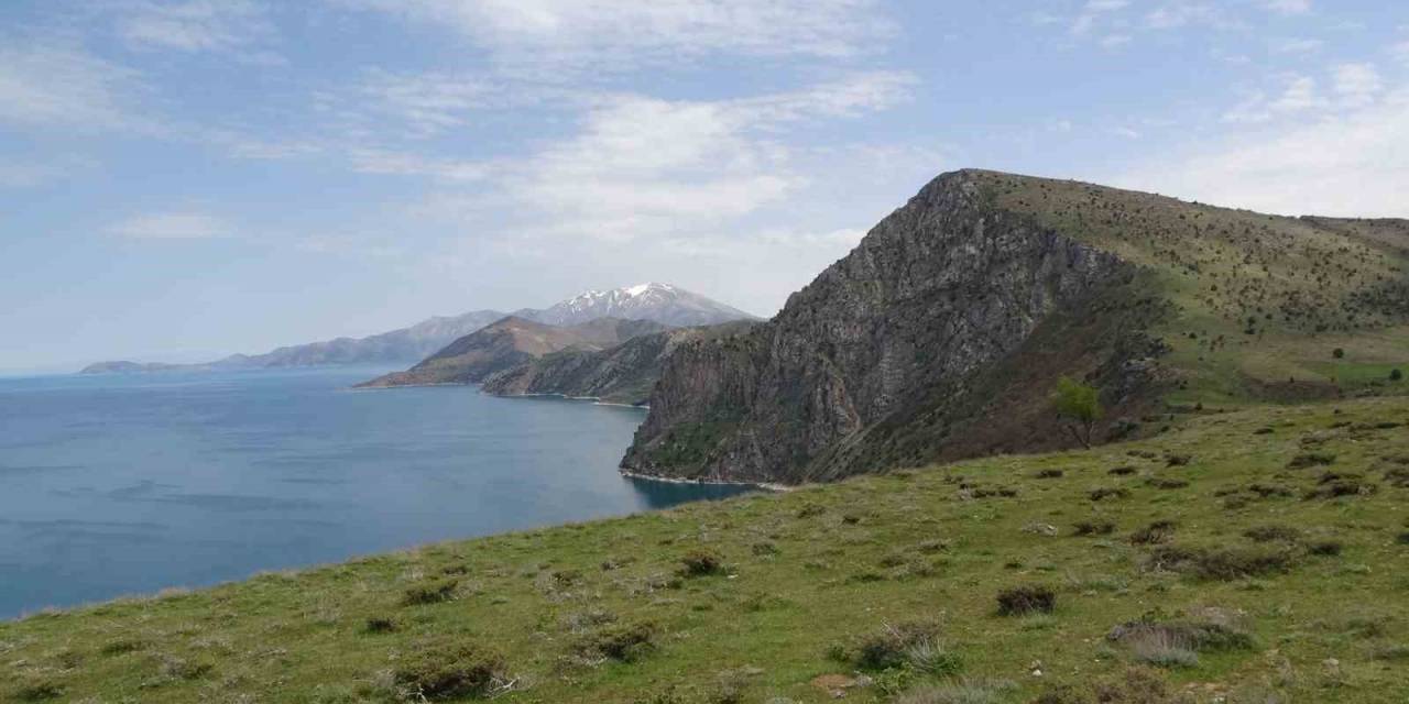 Van Gölü’nün El Değmemiş Koyları Göz Kamaştırıyor