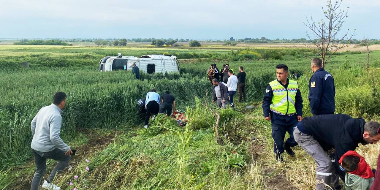 Servis Minibüsü Devrildi: 8 Yaralı