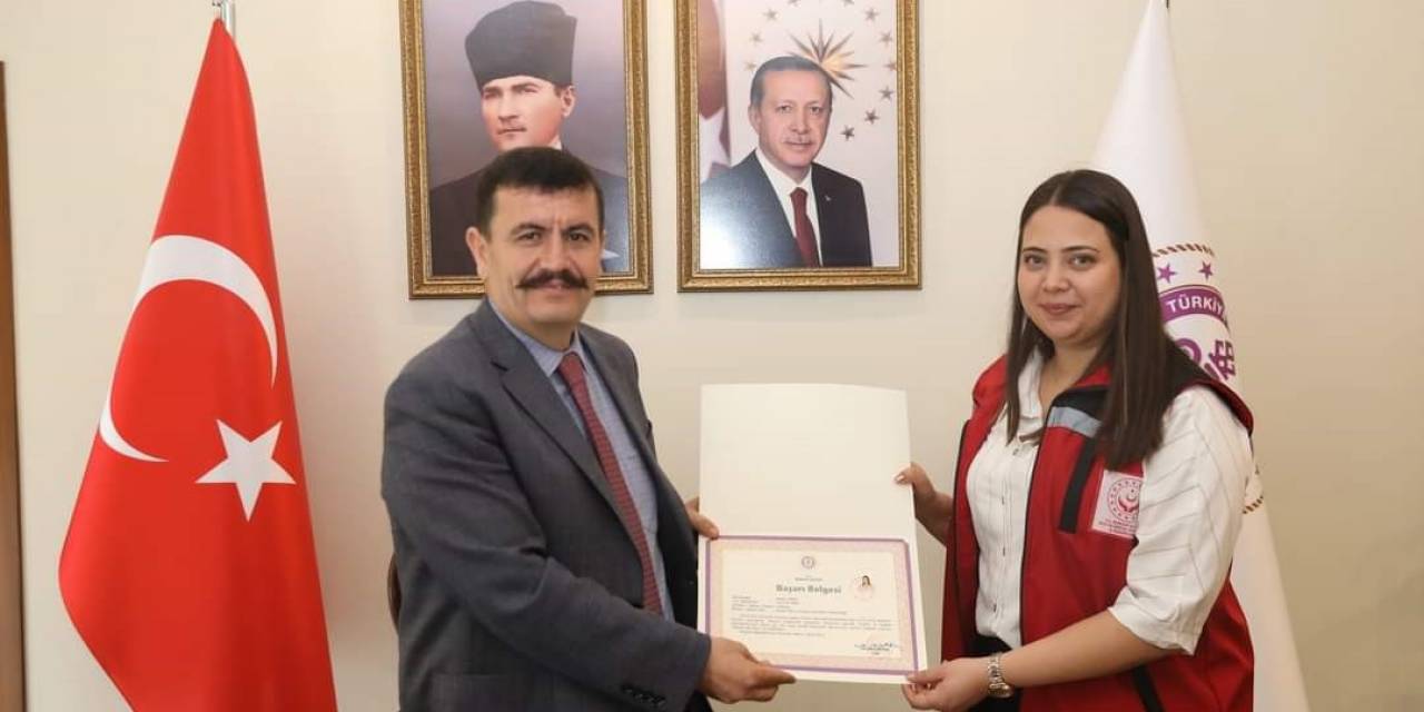 Burdur Vali Arslantaş, Deprem Bölgesinde Görev Yapan Tüm Personeli “başarı Belgesi” İle Ödüllendirdi.
