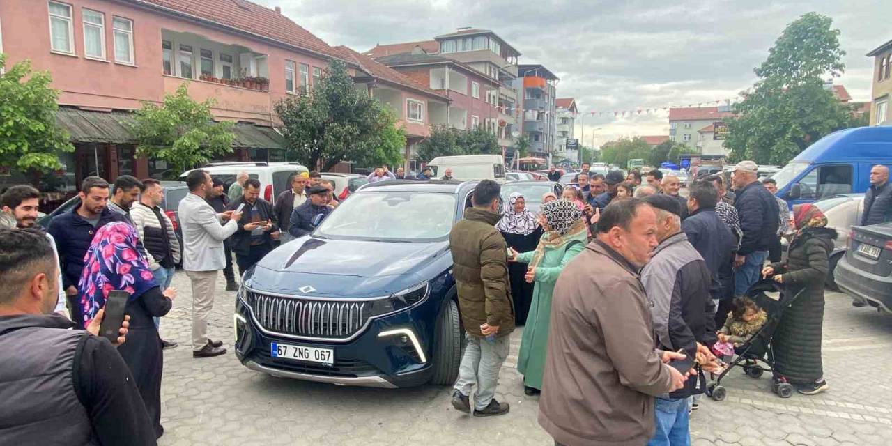 Gökçebey’de Togg İle Fotoğraf Çektirebilmek İçin Birbirleriyle Yarıştılar