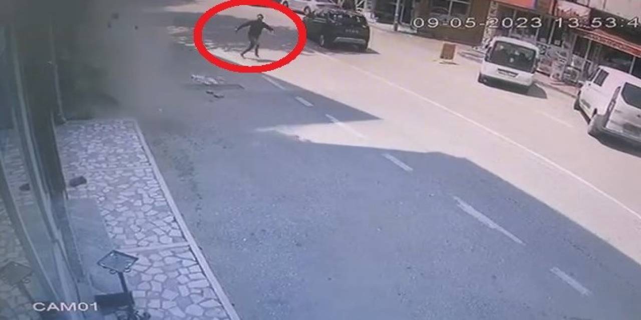 Bursa’da 4 Katlı Bina Yıkım Sırasında Çöktü, Enkazın Altında Kalmaktan Son Anda Kurtuldu