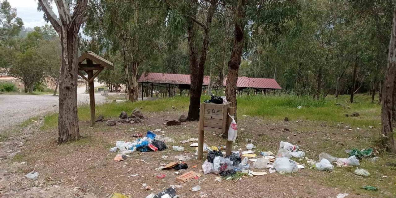 İzmir’de Çocuk Ormanının Sorumsuz Ziyaretçileri Alanı Çöp İçinde Bırakıyor