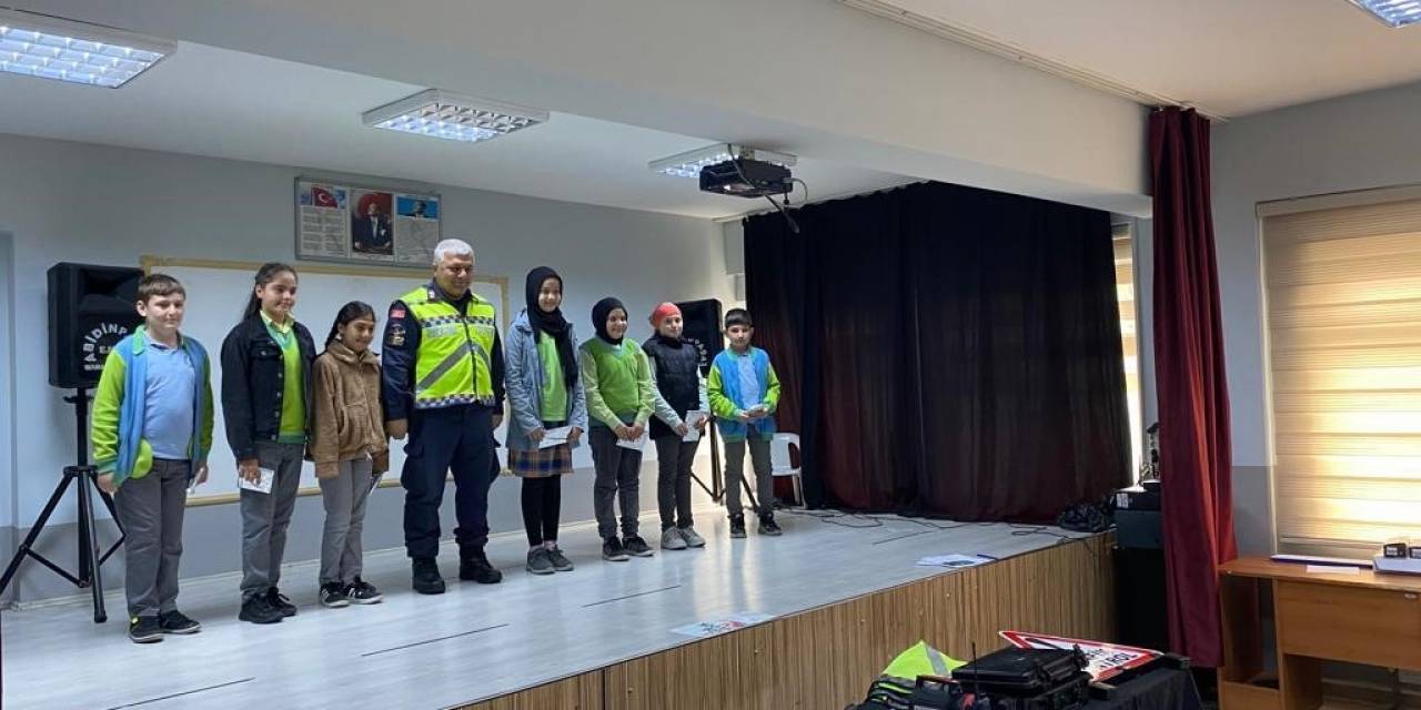 Jandarma Timleri Okullarda Eğitim Verdi