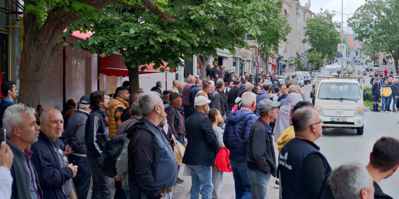 Onlarca Kişi Yangını Film İzler Gibi İzledi, Sosyal Medyadan Canlı Yayın Yaptı