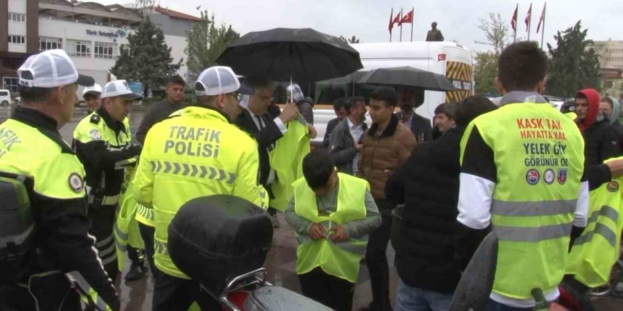 Kırıkkale’de Motosikletli Sürücülere Reflektif Yelek Dağıtıldı