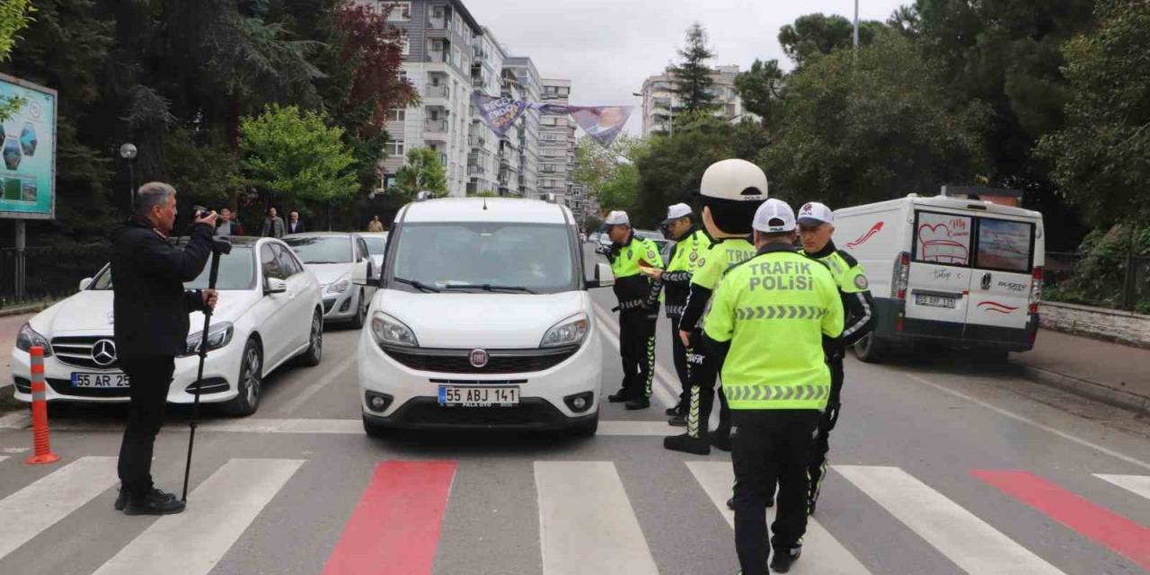 Trafik Polislerinden Sürücülere ’yaya Geçidi’ Uyarısı: "öncelik Hayatın, Öncelik Yayanın"
