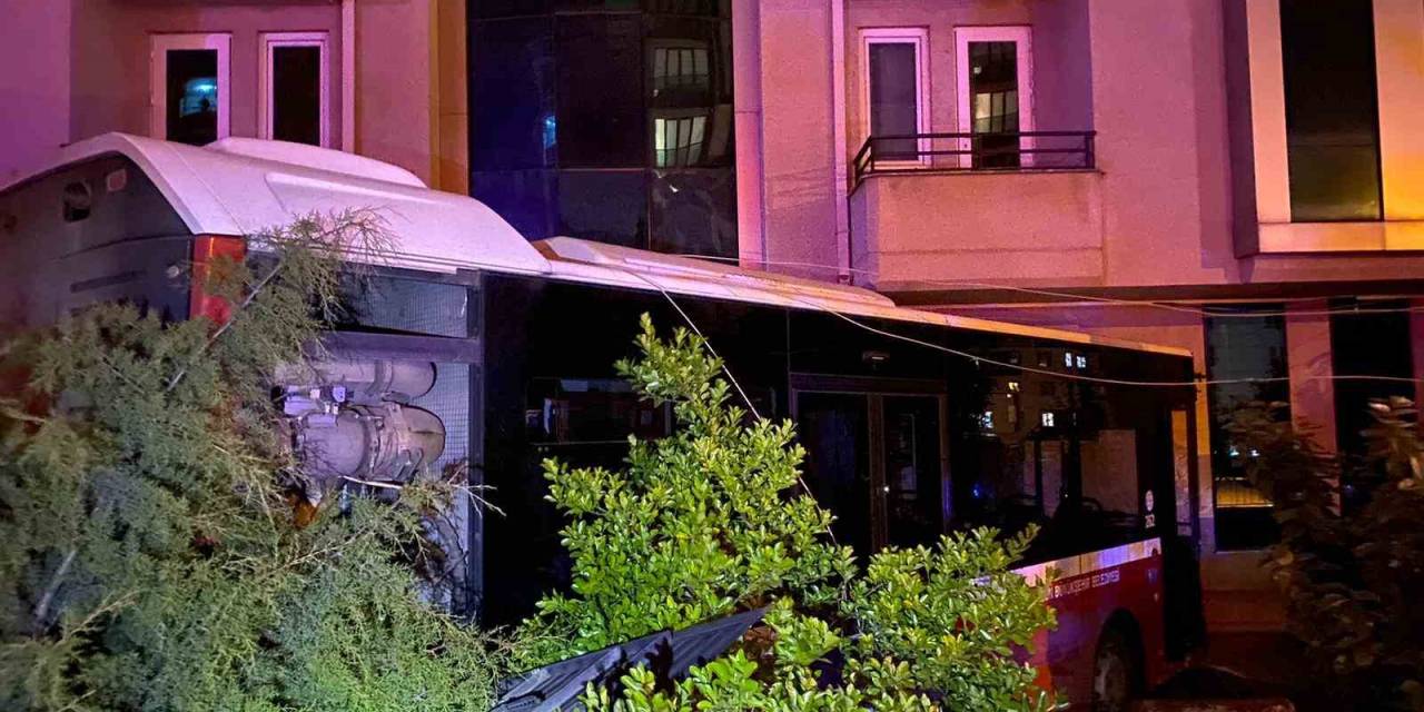 Minibüs İle Çarpışan Halk Otobüsü Evin Duvarına Çarptı: 1 Yaralı