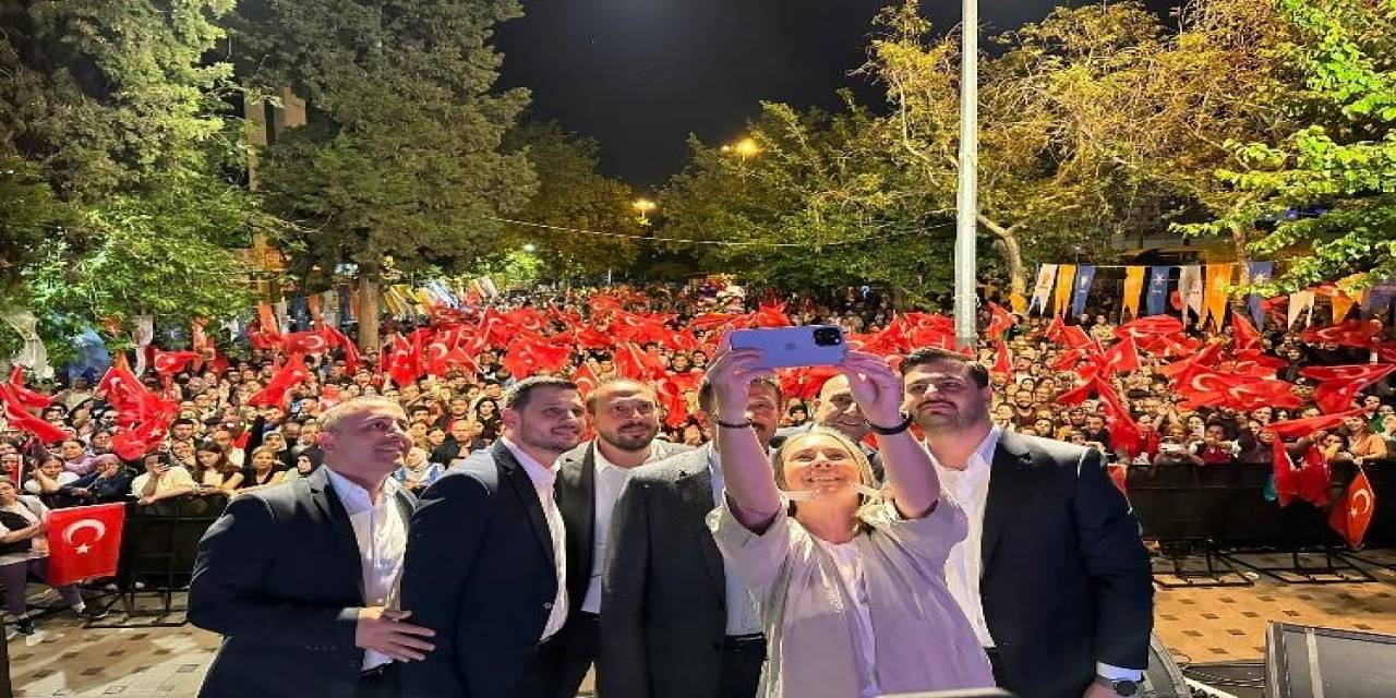 İzmir’de Ak Parti’den Miting Havasında Konser
