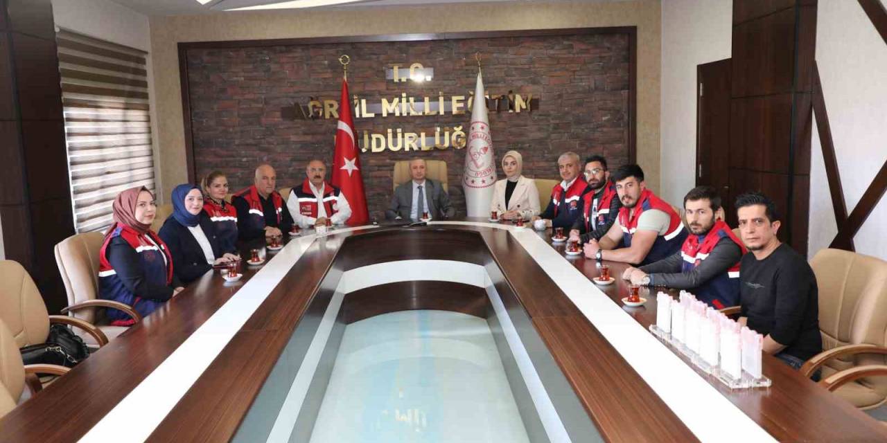 Milli Eğitim Bakanı Mahmut Özer Ağrı Meb Akub Ekibini Plaketle Ödüllendirdi