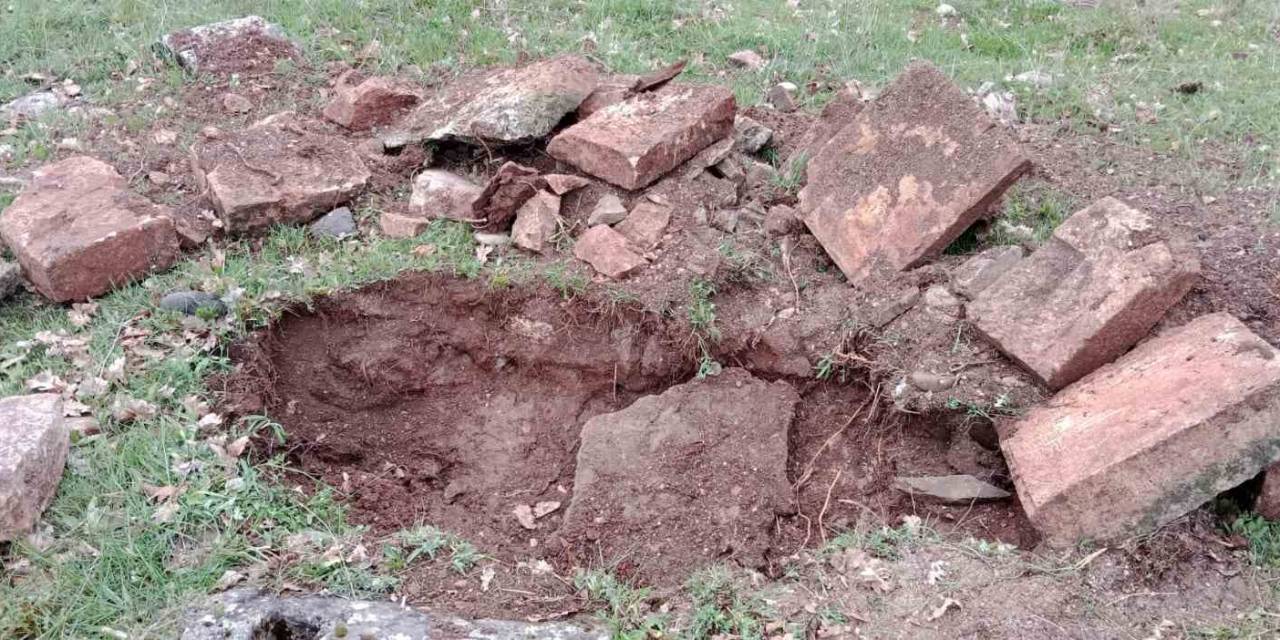 Tunceli’de Tarihi Mezarlıkta Kaçak Kazı