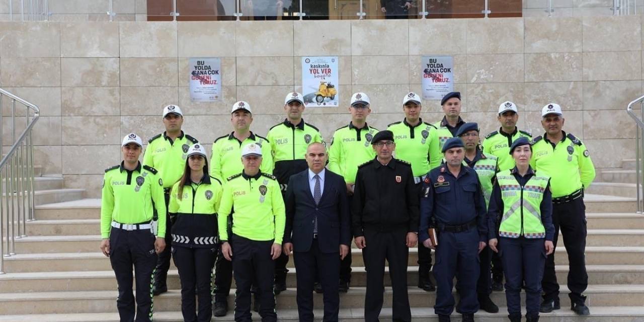 Niğde’de, Motosiklet Sürücülerine Reflektörlü Yelek Dağıtıldı