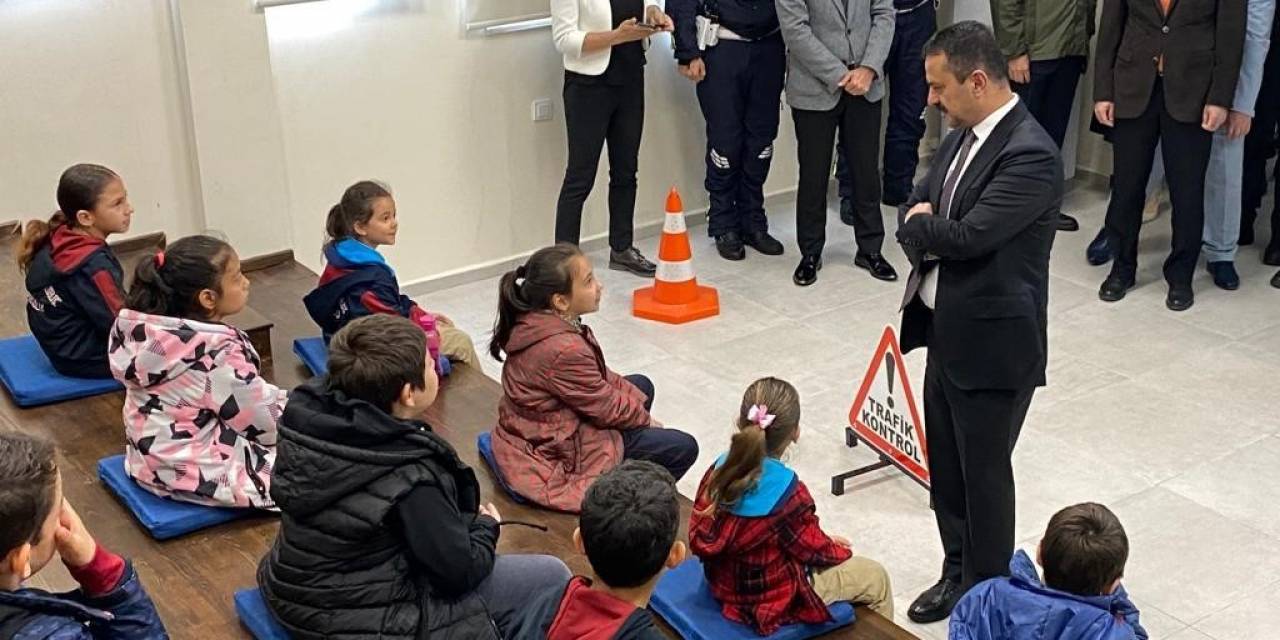 Çanakkale’de Depremzede Çocuklar Trafik Kuralları Konusunda Bilgilendirildi