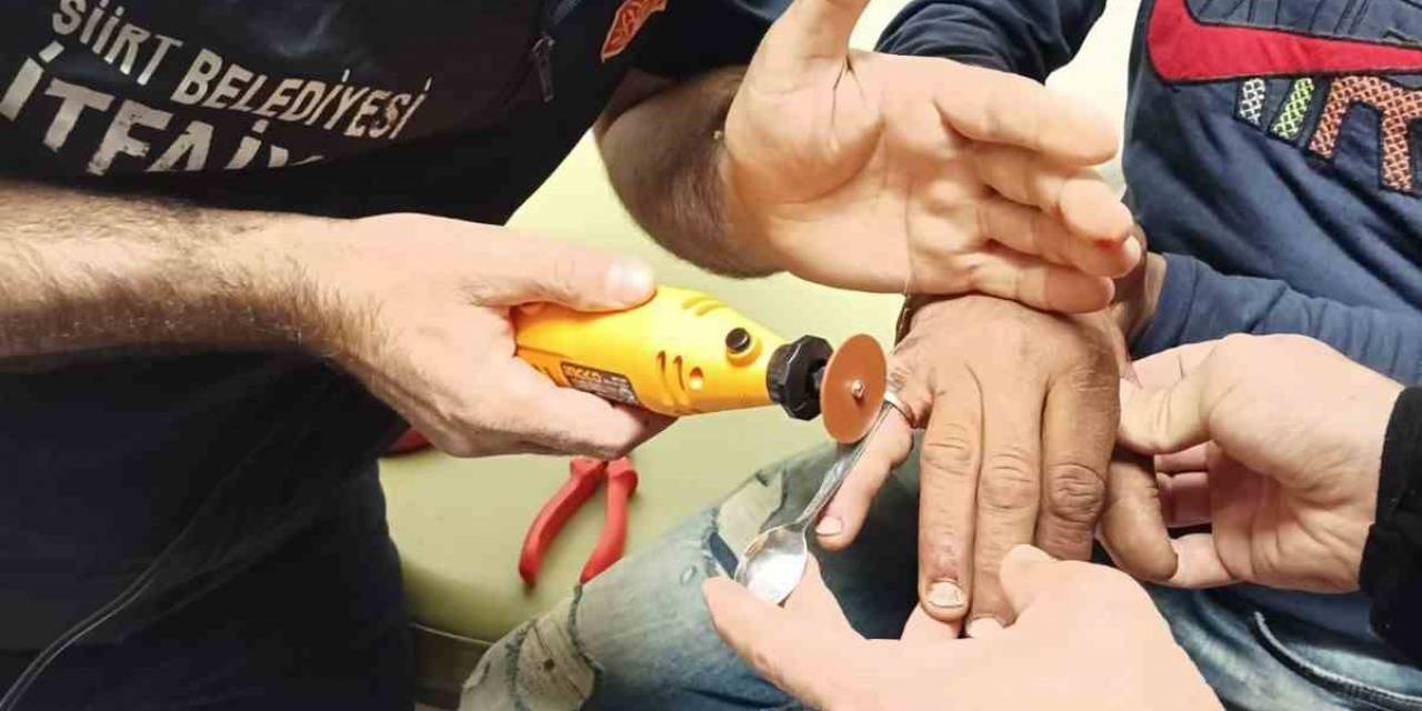 Siirt’te Bir Gencin Parmağına Sıkışan Yüzük İtfaiye Ekiplerince Çıkarıldı